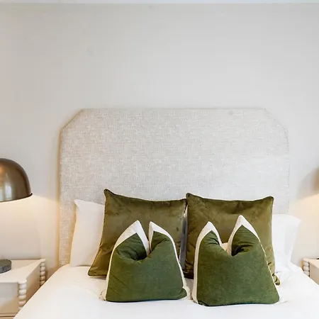 Spacious And Modern 4 Beds In Kensington Apartment *