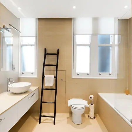 Spacious And Modern 4 Beds In Kensington London