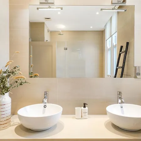 Spacious And Modern 4 Beds In Kensington Apartment