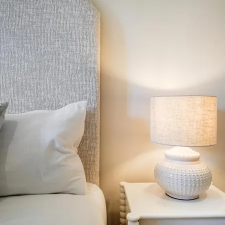 Spacious And Modern 4 Beds In Kensington Apartment *