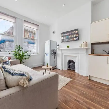 Living 2 Bedroom Flat 2 Mins To Clapahm Junction Cj