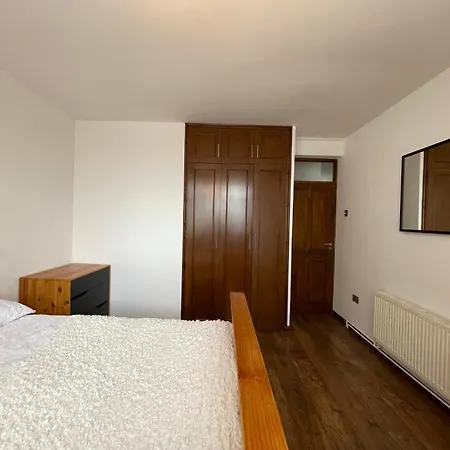 2 Bedrooms 2 Stations