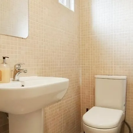Pearl Garden In Wembley Holiday home