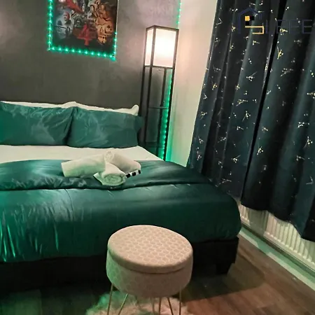 Apartment Exclusive Offers L Last-Minute Escape L Luxury & Spacious 2 Bedroom Flat Families Business Relocation Sleepova Short Lets & Serviced Accommodation *