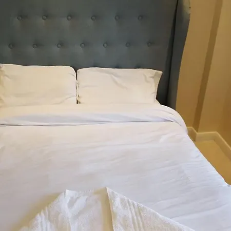Stunning 3 Bedroom In Apartment London