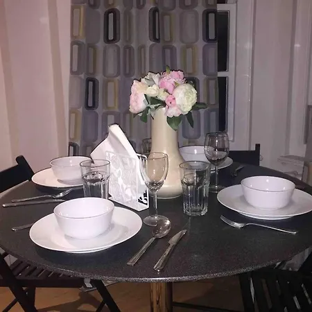 Stunning 3 Bedroom In Apartment London