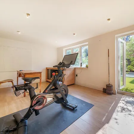 Stunning 3b2ba Huge Entertaining Space And Hottub! *
