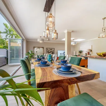 Stunning 3b2ba Huge Entertaining Space And Hottub! *