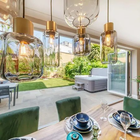 Stunning 3b2ba Huge Entertaining Space And Hottub! Apartment Raynes Park