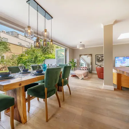Stunning 3b2ba Huge Entertaining Space And Hottub! Raynes Park
