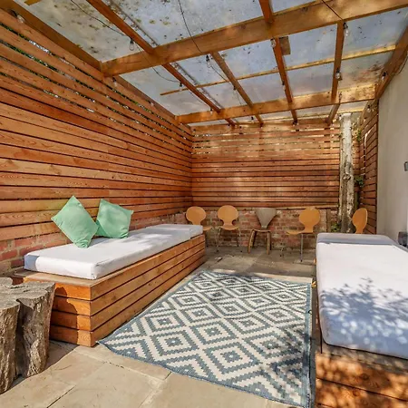 Stunning 3b2ba Huge Entertaining Space And Hottub! *