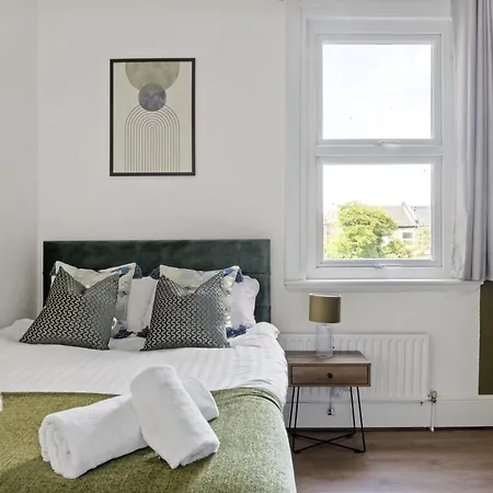 Parea Living - Hackney, 4-bedroom Victorian House W Big Garden * London