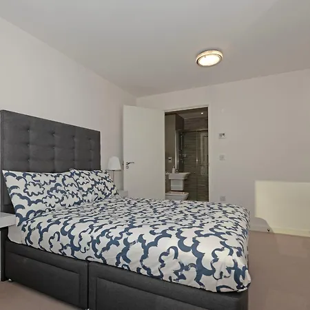 Grand Kew Gardens Apartman London