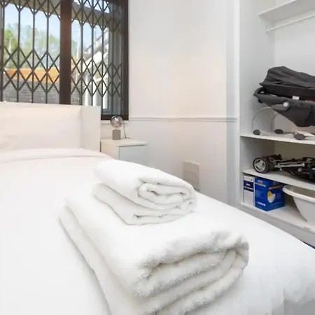 Spacious & Welcoming 4bd House - Kennington Apartment