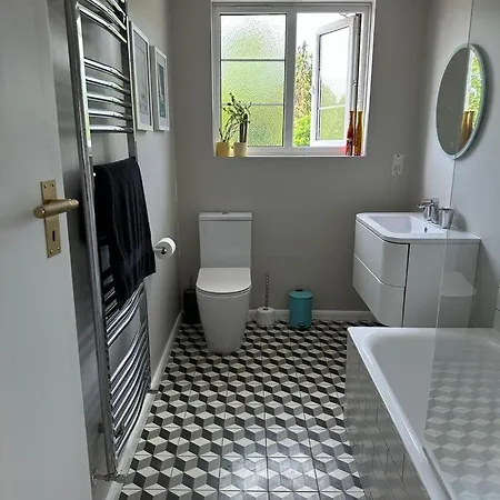 Three Bedroom House With Large Garden A Short Stroll From Richmond's Riverside Pubs And Restaurants Richmond (Greater London)