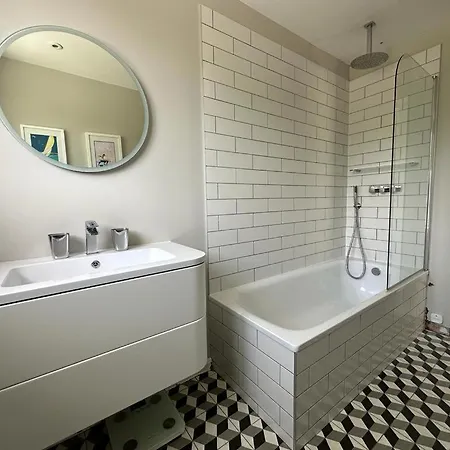 Three Bedroom House With Large Garden A Short Stroll From Richmond's Riverside Pubs And Restaurants Richmond (Greater London)