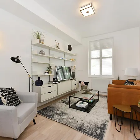 Street Serviced By Globe Apartment London