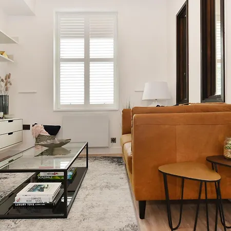 Street Serviced By Globe Apartment London