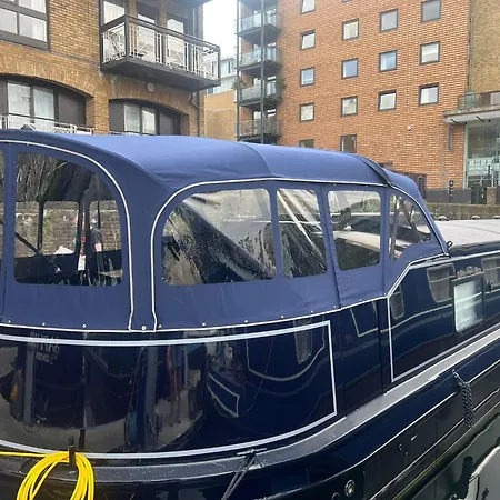Elegant Houseboat Near Canary Wharf London
