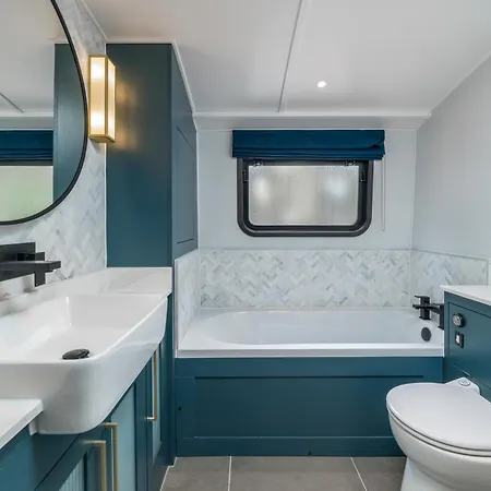 Elegant Houseboat Near Canary Wharf