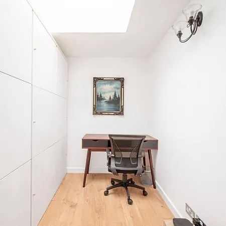 Charming In Hampstead Heath London