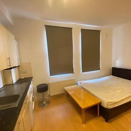 Golders Way Hostel *