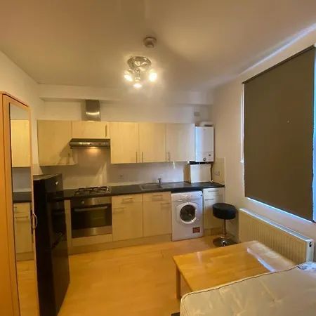 Golders Way Hostel *