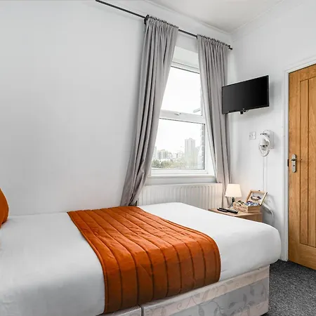 Ryam Bed and Breakfast 2*