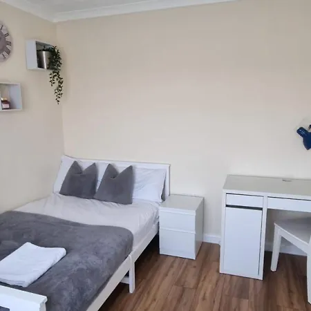 Lovely 5-bed With Free Parking And Garden Holiday home *