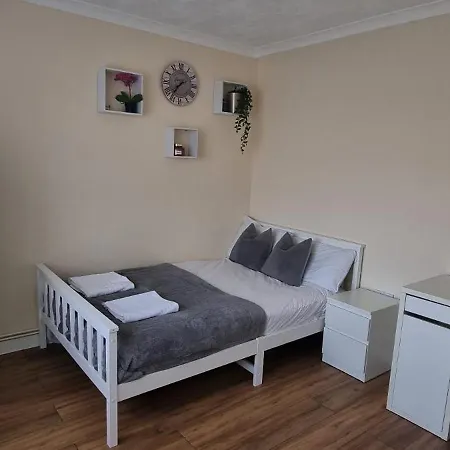 Holiday home Lovely 5-bed With Free Parking And Garden Croydon