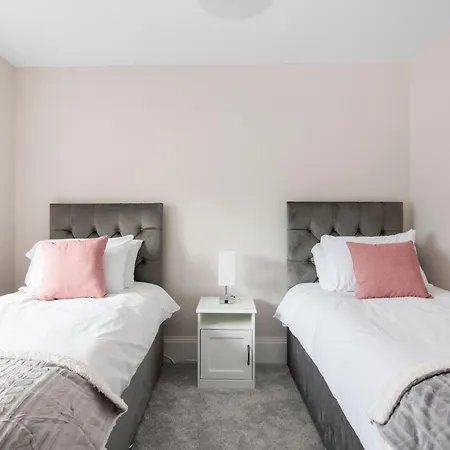 Onsitestays New Large Modern 4 Bed, Parking, Wifi, 2 X Bathroom 木屋