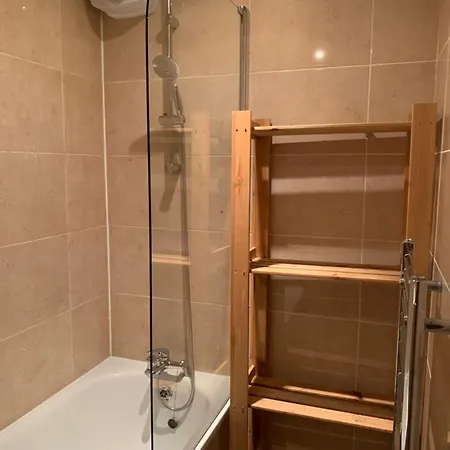 Cosy Spacious Master Room. London