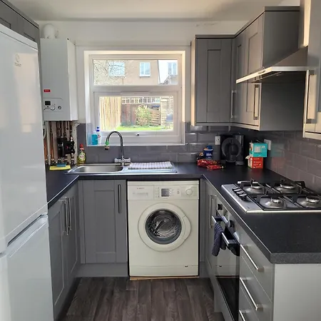 Lovely 2-bed Fully Refurbished House In
