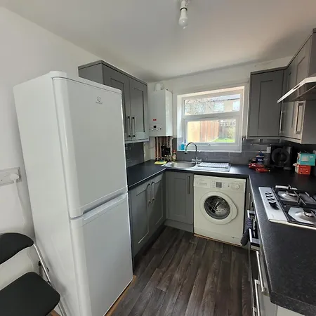 Holiday home Lovely 2-bed Fully Refurbished House In