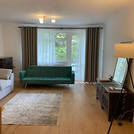 Apartment Spacious - 3 Double Beds - Wi-fi - Northwood - Free Parking