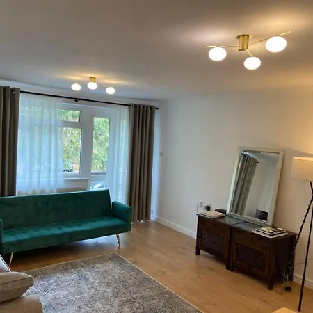 Apartment Spacious - 3 Double Beds - Wi-fi - Northwood - Free Parking *