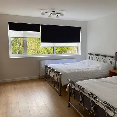 Spacious - 3 Double Beds - Wi-fi - Northwood - Free Parking *