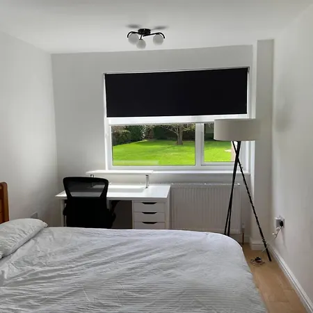 Spacious - 3 Double Beds - Wi-fi - Northwood - Free Parking