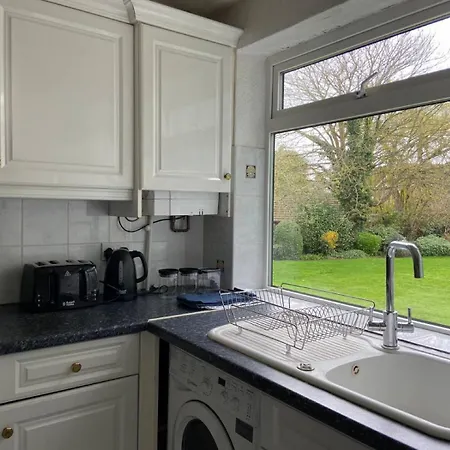 Spacious - 3 Double Beds - Wi-fi - Northwood - Free Parking