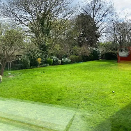 Apartment Spacious - 3 Double Beds - Wi-fi - Northwood - Free Parking