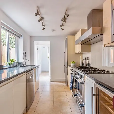 Kingston On Thames Pets Welcome Garden 3bed Holiday home *