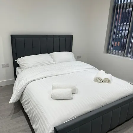 Fully Furnished 1 Bedroom Flat Apartment *
