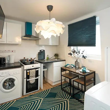 Me3 Cute Central Flat-2bdr-next To Queens Marry Hospital Apartment