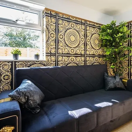 Luxury Versace 2 Bed, Hot Tub, Pool Table, Sky Tv * London