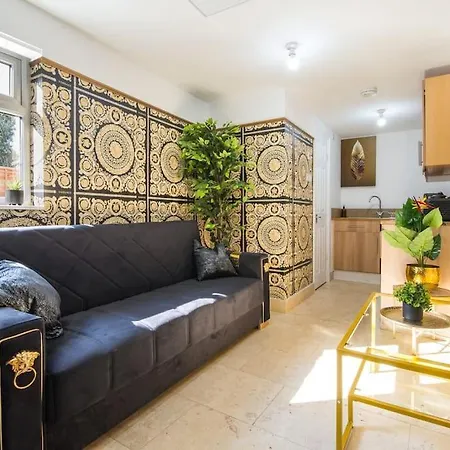 Luxury Versace 2 Bed, Hot Tub, Pool Table, Sky Tv Apartment *
