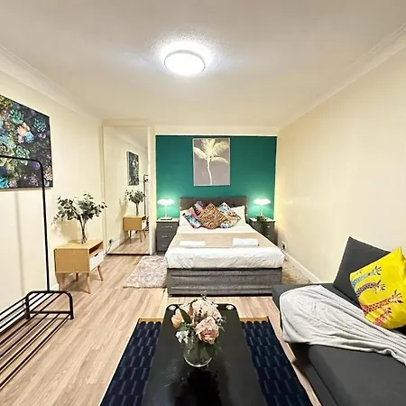 Hyde Park Studio *