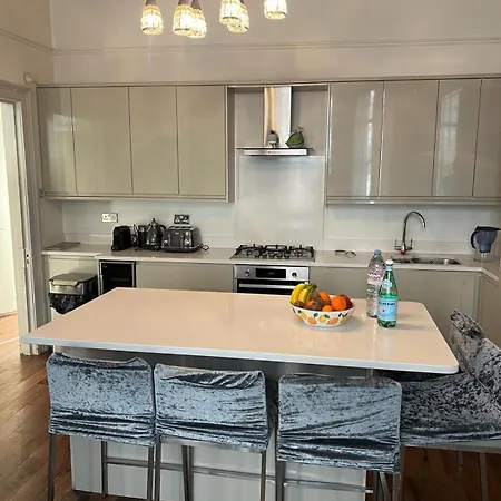 Stunning Holland Park 2 Bedroom - Sleeps 6