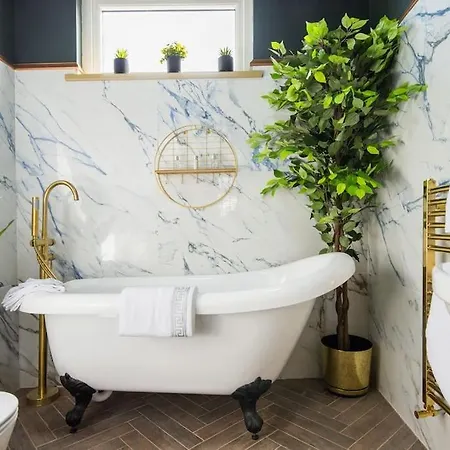 Luxury Versace 2 Bed, Hot Tub, Pool Table, Sky Tv London