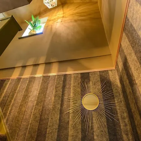 Luxury Versace 2 Bed, Hot Tub, Pool Table, Sky Tv London