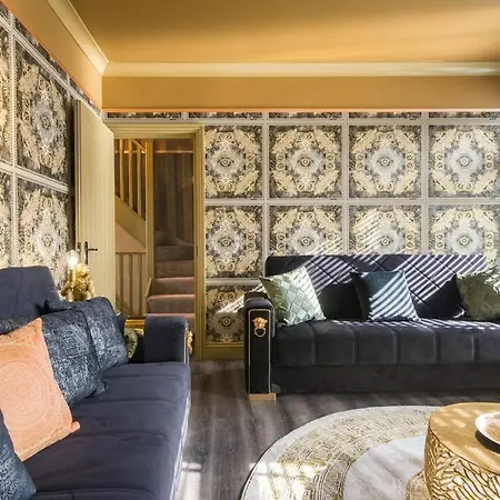 Apartment Luxury Versace 2 Bed, Hot Tub, Pool Table, Sky Tv